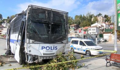 Sarıyer’de polisleri taşıyan otobüs denize düşmekten son anda kurtuldu