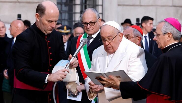 Papa Francis, eşcinsel çiftlerin kutsamalarına izin veren kararı resmen onayladı