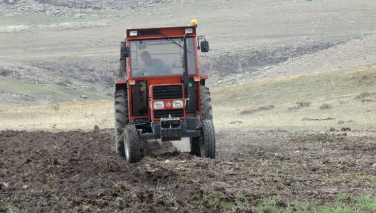 Kars’ta çiftçisi sermayesini traktöre yatırıyor