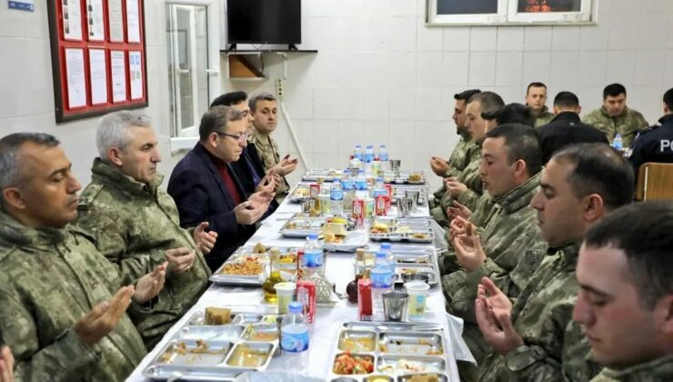 Vali Polat iftarını Mehmetçikle birlikte açtı