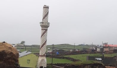 Kars’ta yıldırımın isabet ettiği caminin minaresinin bir bölümü yıkıldı