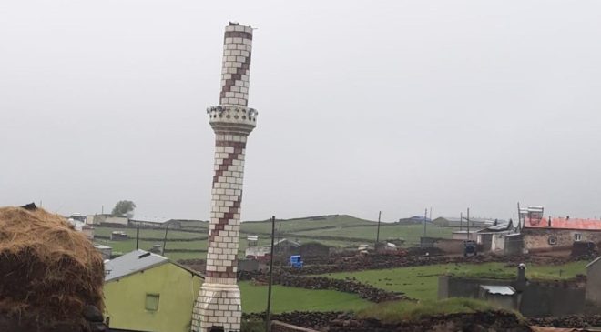 Kars’ta yıldırımın isabet ettiği caminin minaresinin bir bölümü yıkıldı