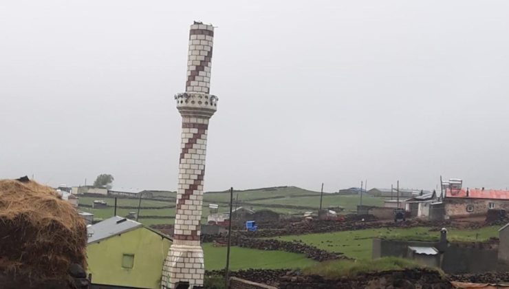 Kars’ta yıldırımın isabet ettiği caminin minaresinin bir bölümü yıkıldı