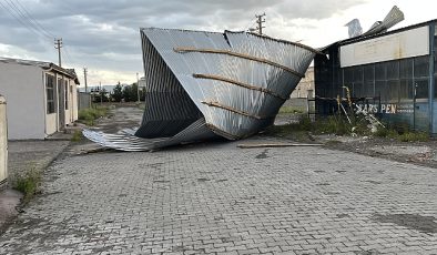 Kars’ta şiddetli rüzgar bazı iş yerlerinin çatısını uçurdu