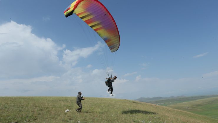 Kars’ın yamaç paraşütü pilotları şehre yeni bir soluk getiriyor