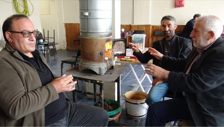 Adana’nın sıcağından kaçıp Kars’ta soba başında ısındı