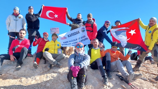 Karslı 13 dağcı, Cilo Dağı’nın zirvesine tırmandı