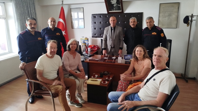 Kars’taki otel yangınında kurtarılan Hollandalı turistlerden itfaiyeye teşekkür ziyareti