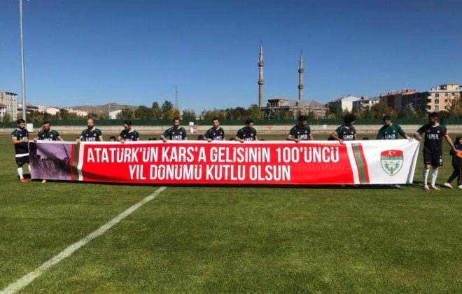 Atatürk’ün Kars’a gelişinin 100. yılında Kars 36 Spor özel bir pankartla sahaya çıktı.