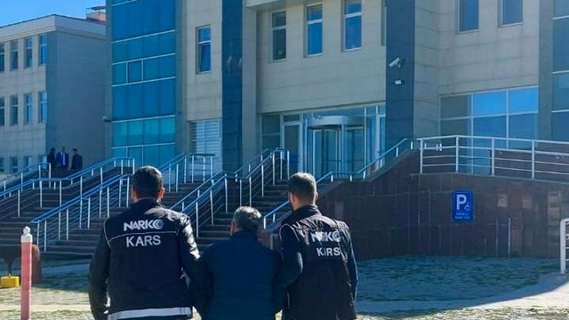 Kars’ta 17 yıl hapis cezası bulunan firari hükümlü yakalandı