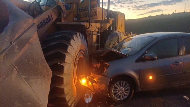 Kars’ta iş makinesiyle çarpışan otomobildeki 6 öğretmen yaralandı