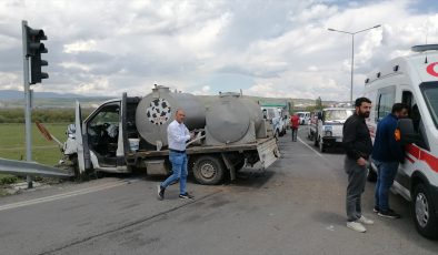 Kars’ta 6 aracın karıştığı zincirleme trafik kazasında biri ağır 2 kişi yaralandı