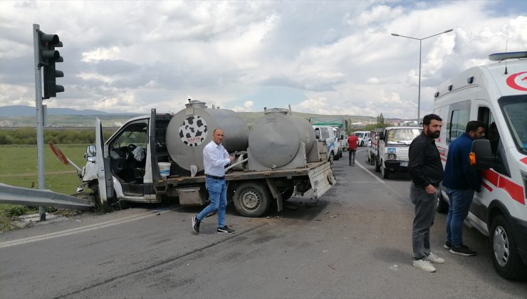 Kars’ta 6 aracın karıştığı zincirleme trafik kazasında biri ağır 2 kişi yaralandı