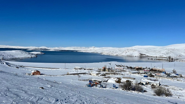 Çıldır Gölü’ne mevsimin ilk karı düştü; işletmeler sezon hazırlıklarını hızlandırdı