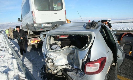 Kars’ta öğretmenleri taşıyan minibüs otomobile çarptı, 13’ü öğretmen 14 kişi yaralandı