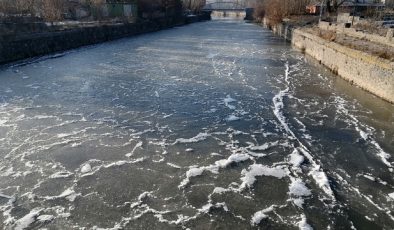 Kars Çayı soğuk hava nedeniyle kısmen buzla kaplandı