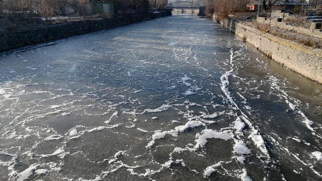 Kars Çayı soğuk hava nedeniyle kısmen buzla kaplandı