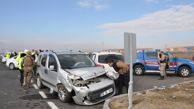 Kars’ta hafif ticari araç ile otomobil çarpıştı, 1’i çocuk 4 kişi yaralandı