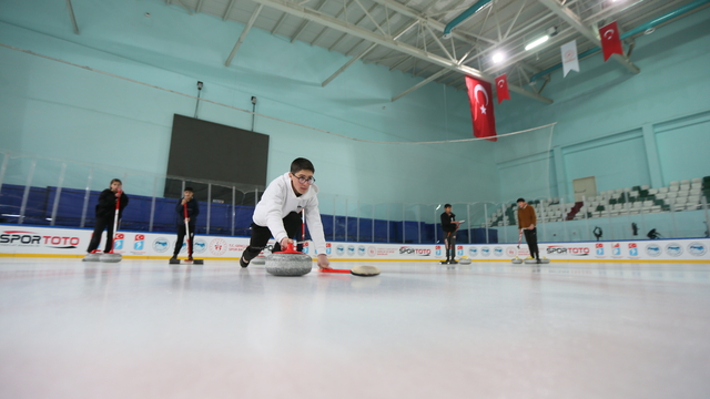 Digor’da çocuklar curlingle tanışıyor